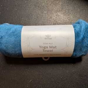 ✨2/$20✨GAIAM Stay-Put Yoga Mat Towel